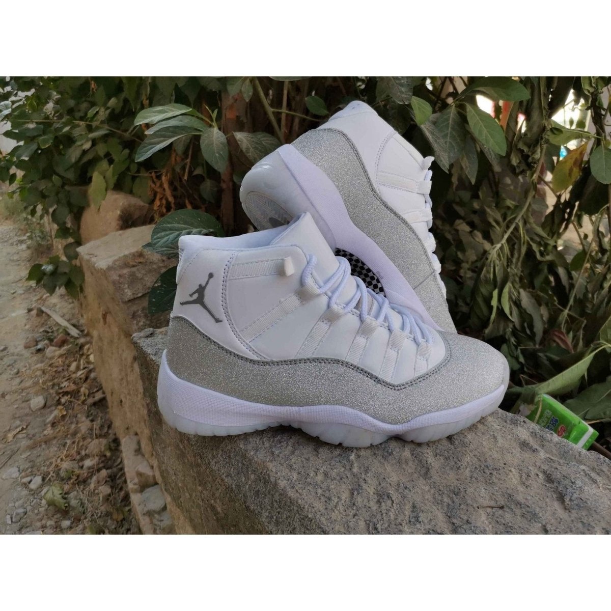 JORDAN 11 RETRO x WHITE METALLIC SILVER - Phantom Kicks