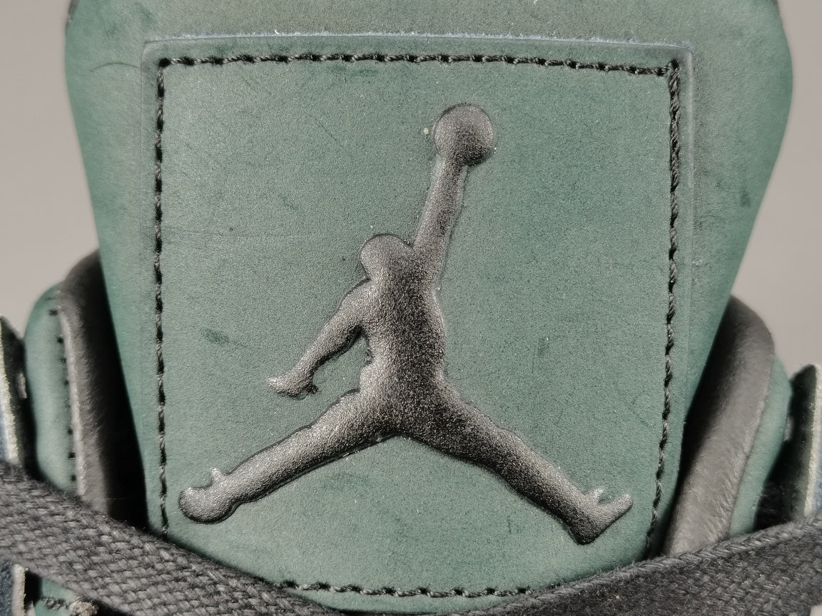 JORDAN 4 x KAWS BLACK OLIVE - Phantom Kicks