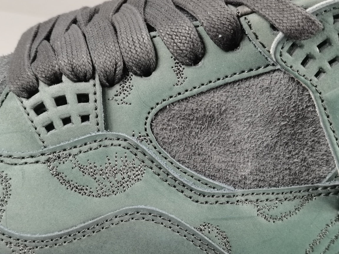 JORDAN 4 x KAWS BLACK OLIVE - Phantom Kicks