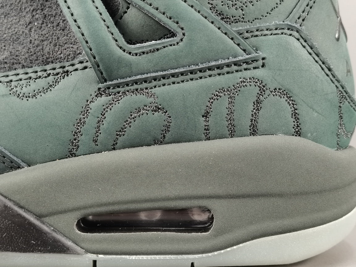 JORDAN 4 x KAWS BLACK OLIVE - Phantom Kicks