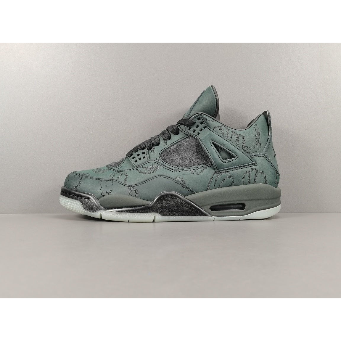 JORDAN 4 x KAWS BLACK OLIVE - Phantom Kicks