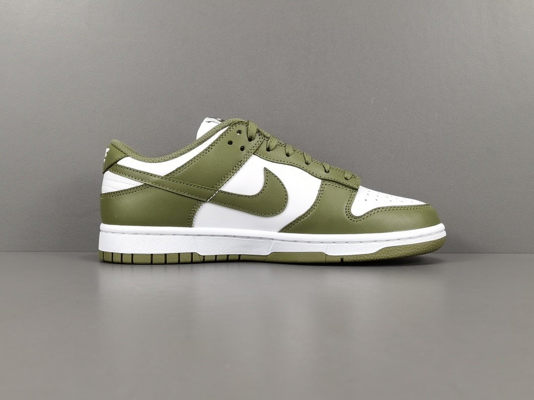 NIKE DUNK x MEDIUM OLIVE - Phantom Kicks