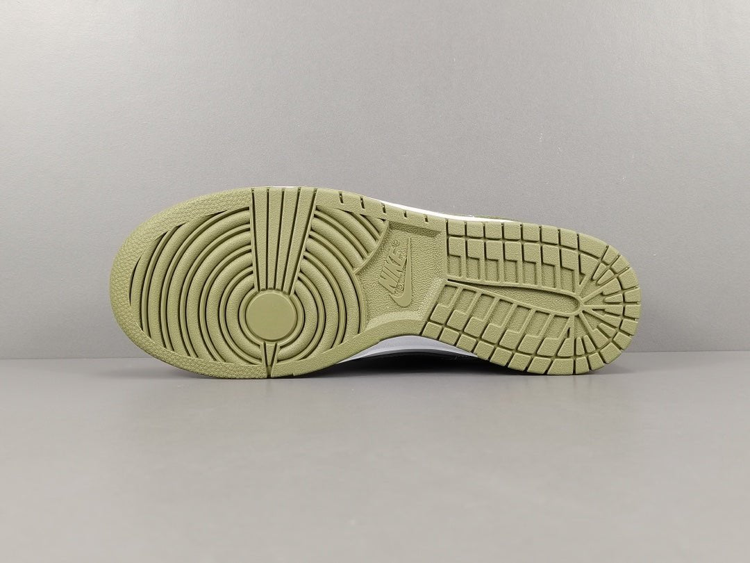 NIKE DUNK x MEDIUM OLIVE - Phantom Kicks