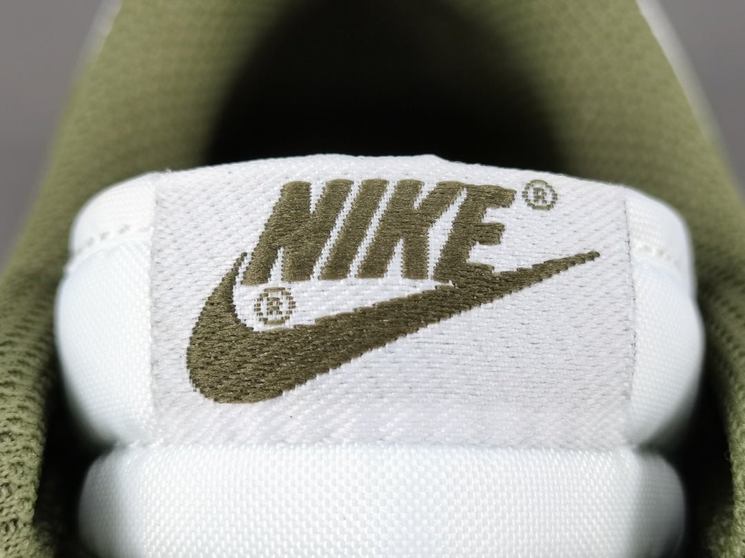 NIKE DUNK x MEDIUM OLIVE - Phantom Kicks