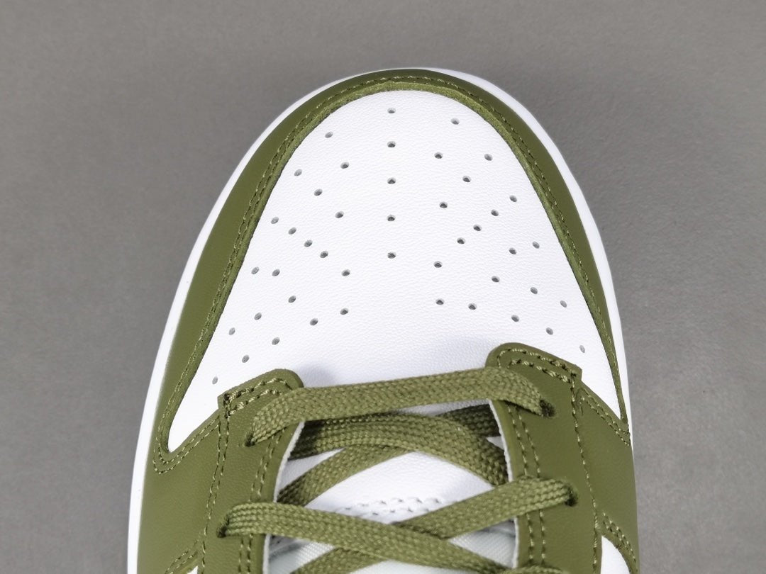 NIKE DUNK x MEDIUM OLIVE - Phantom Kicks