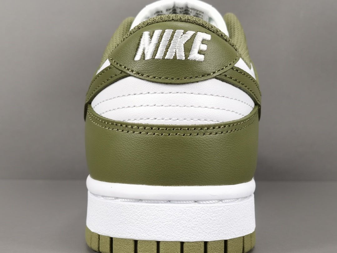 NIKE DUNK x MEDIUM OLIVE - Phantom Kicks