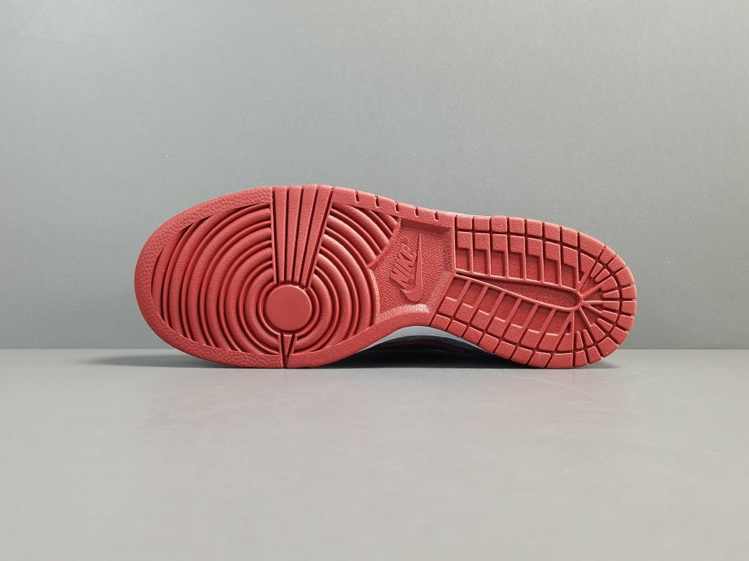 NIKE DUNK x PLUM - Phantom Kicks