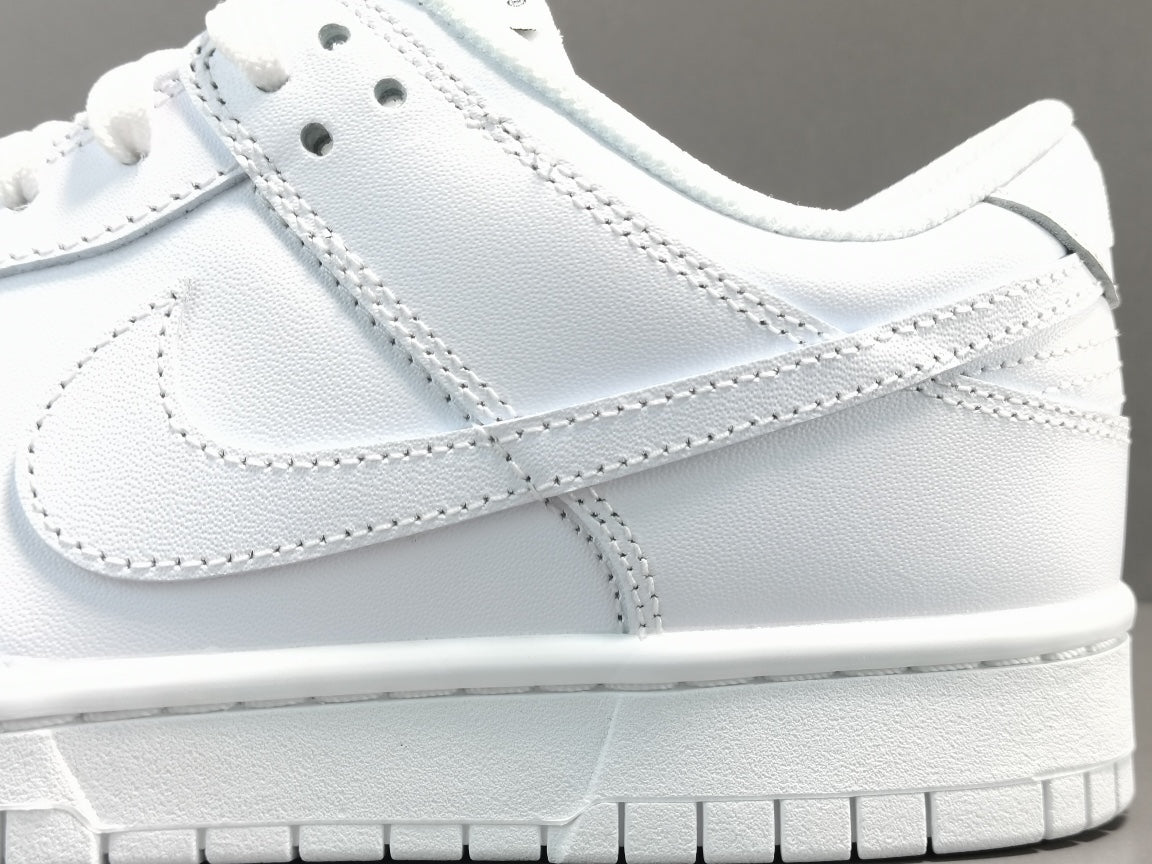 NIKE DUNK x TRIPLE WHITE - Phantom Kicks