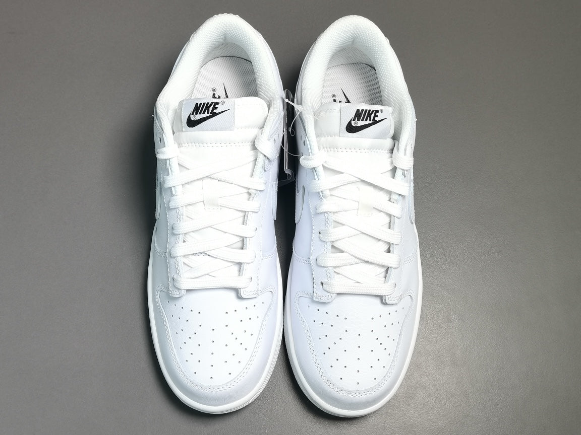 NIKE DUNK x TRIPLE WHITE - Phantom Kicks