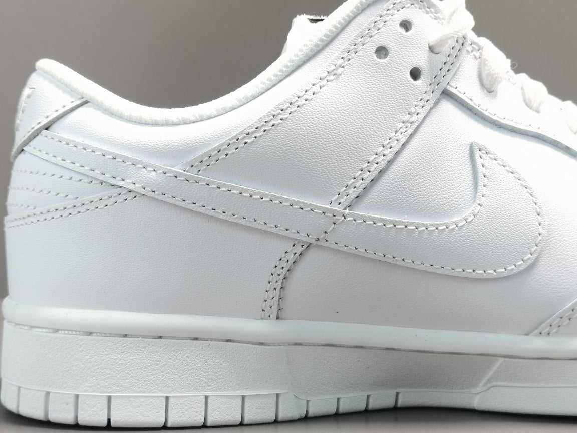 NIKE DUNK x TRIPLE WHITE - Phantom Kicks