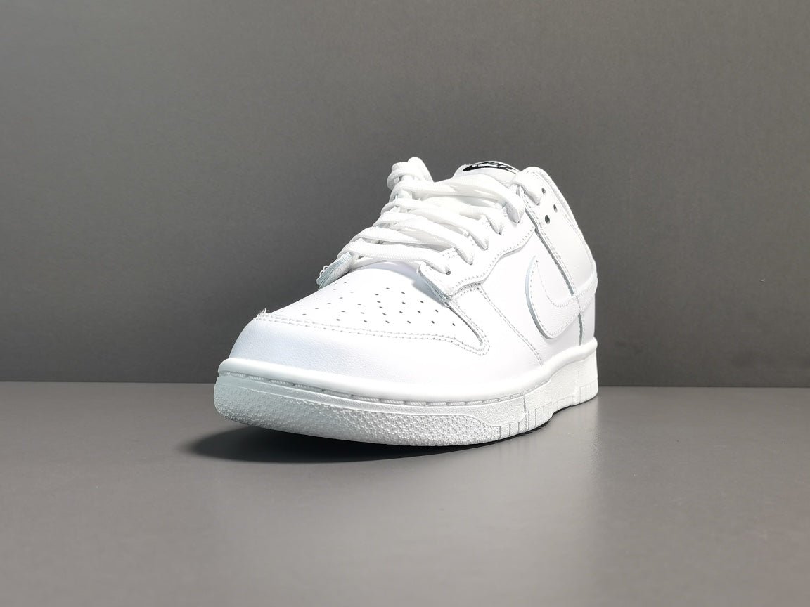NIKE DUNK x TRIPLE WHITE - Phantom Kicks