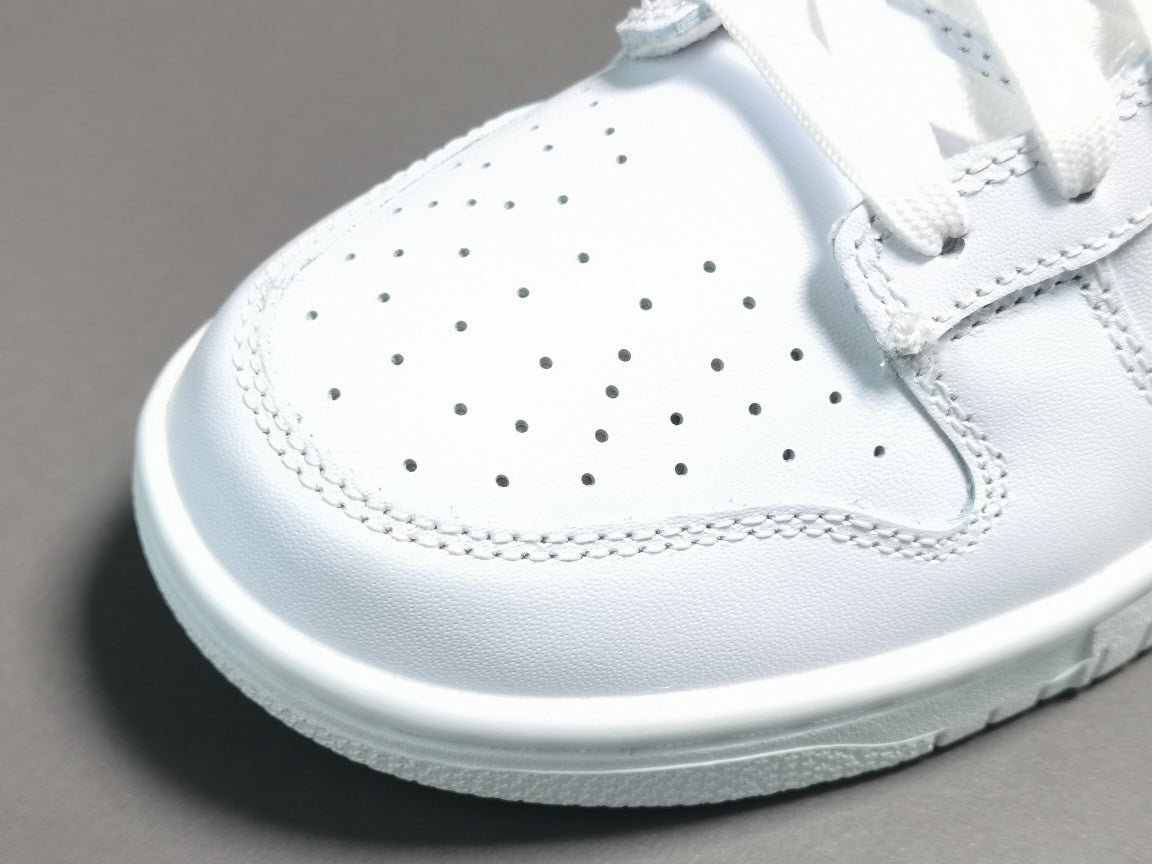 NIKE DUNK x TRIPLE WHITE - Phantom Kicks
