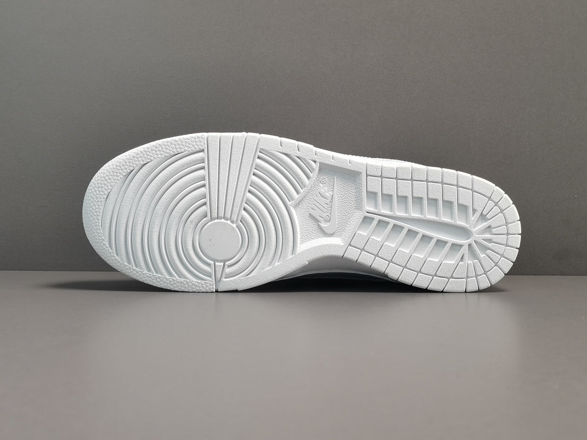 NIKE DUNK x TRIPLE WHITE - Phantom Kicks