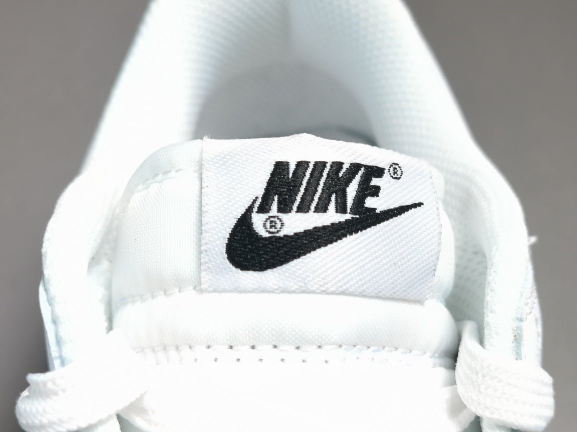 NIKE DUNK x TRIPLE WHITE - Phantom Kicks