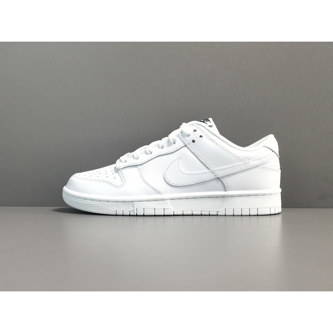 NIKE DUNK x TRIPLE WHITE - Phantom Kicks