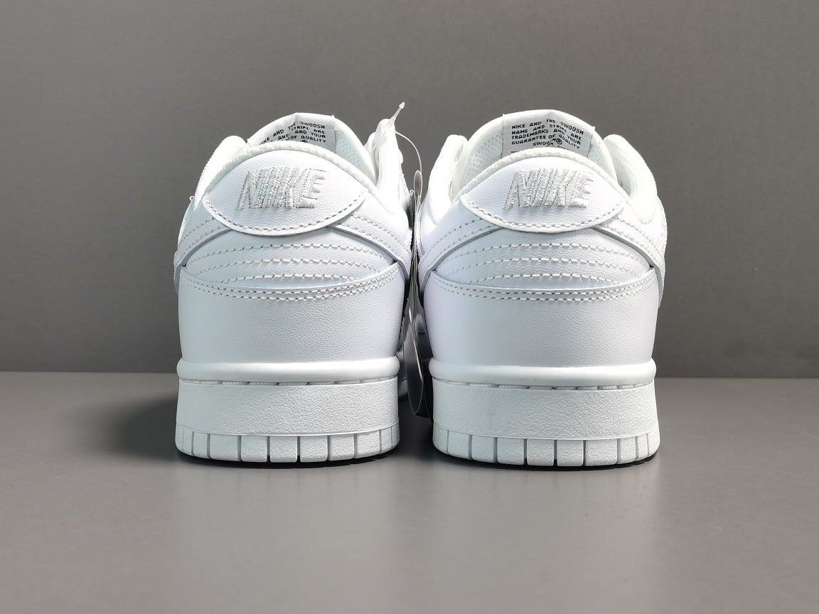 NIKE DUNK x TRIPLE WHITE - Phantom Kicks