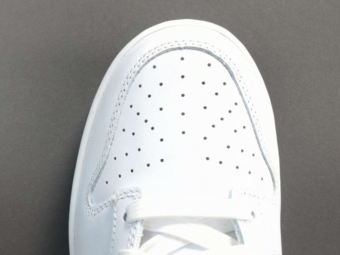 NIKE DUNK x TRIPLE WHITE - Phantom Kicks