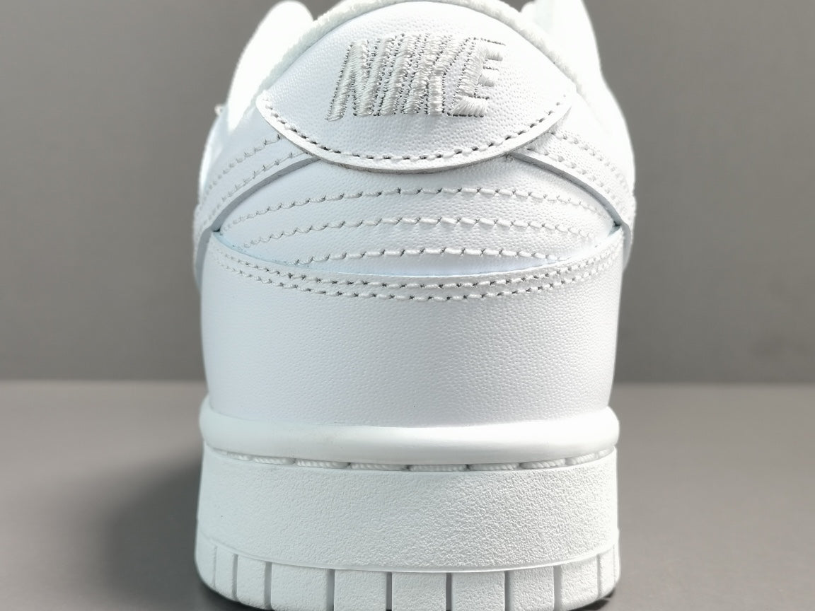 NIKE DUNK x TRIPLE WHITE - Phantom Kicks