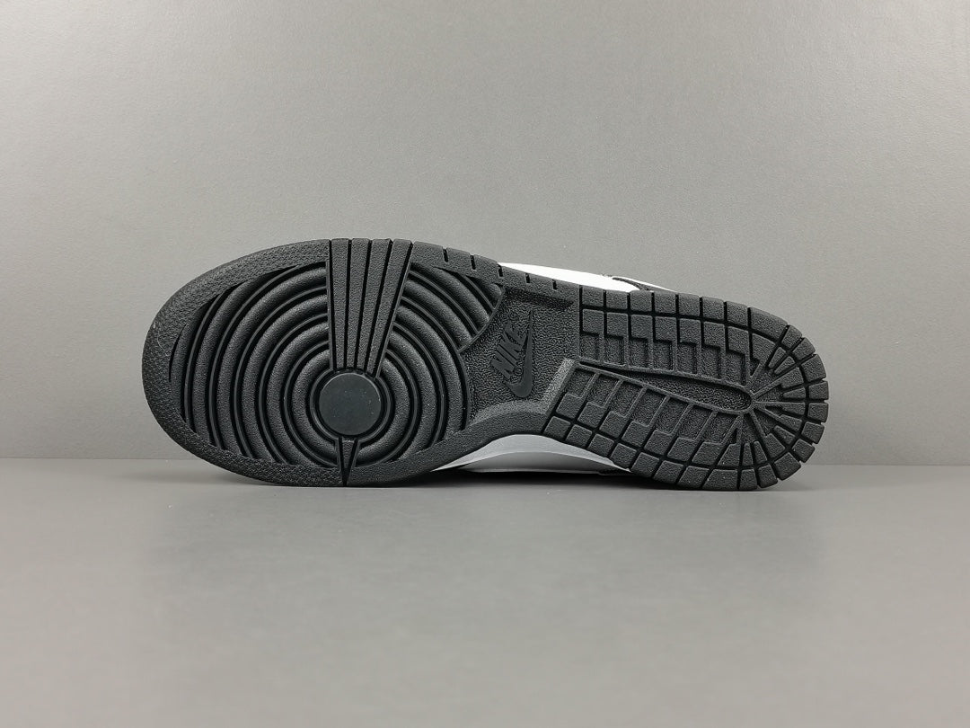 NIKE DUNK x WORLD CHAMPS BLACK WHITE - Phantom Kicks