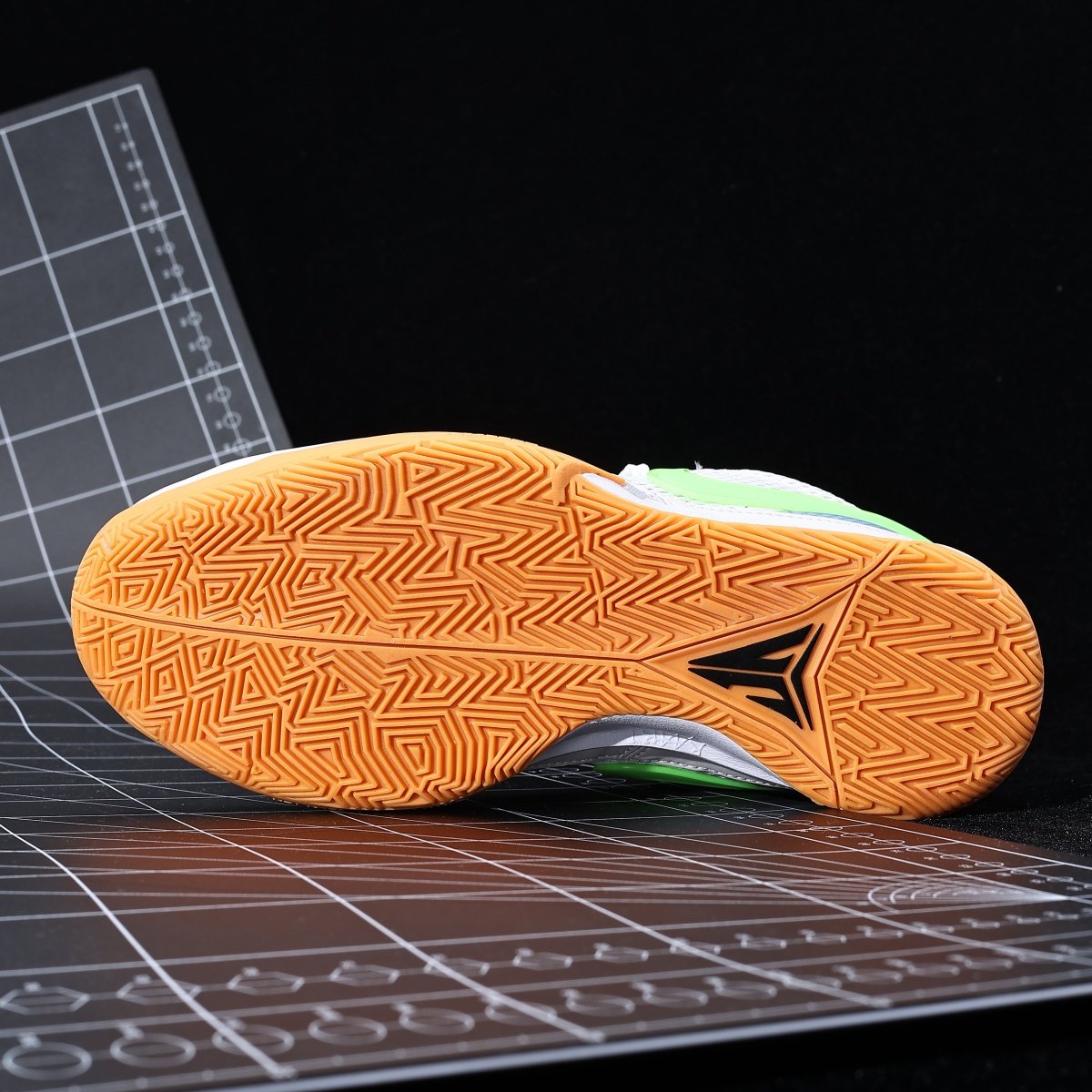 NIKE JA 1 x TRIVIA - Phantom Kicks