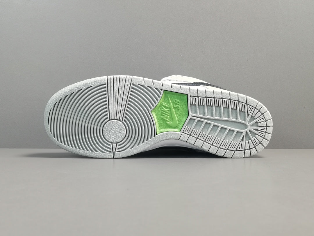 NIKE SB DUNK x CHLOROPHYLL - Phantom Kicks