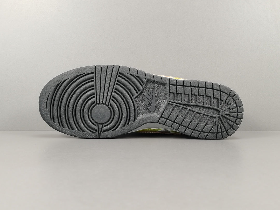 NIKE SB DUNK x HUF (FRIENDS AND FAMILY) - Phantom Kicks