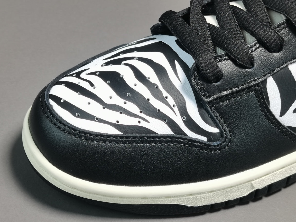 NIKE SB DUNK x QUARTERSNACKS ZEBRA - Phantom Kicks