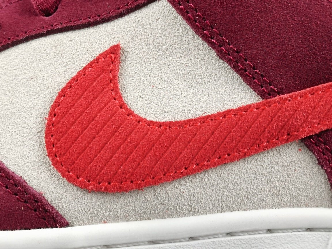 NIKE SB DUNK x SKATE LIKE A GIRL - Phantom Kicks