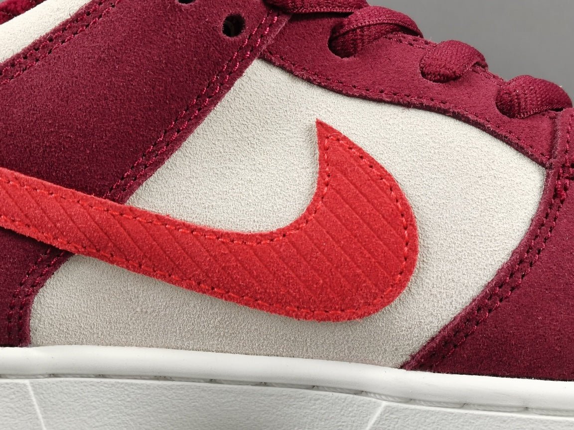 NIKE SB DUNK x SKATE LIKE A GIRL - Phantom Kicks