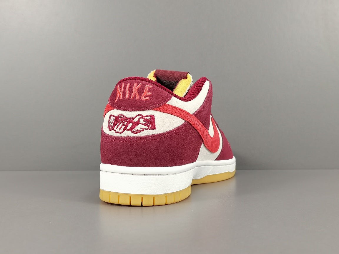 NIKE SB DUNK x SKATE LIKE A GIRL - Phantom Kicks