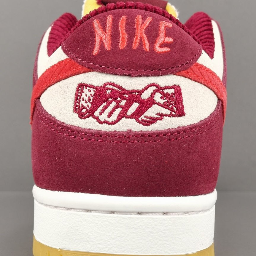 NIKE SB DUNK x SKATE LIKE A GIRL - Phantom Kicks