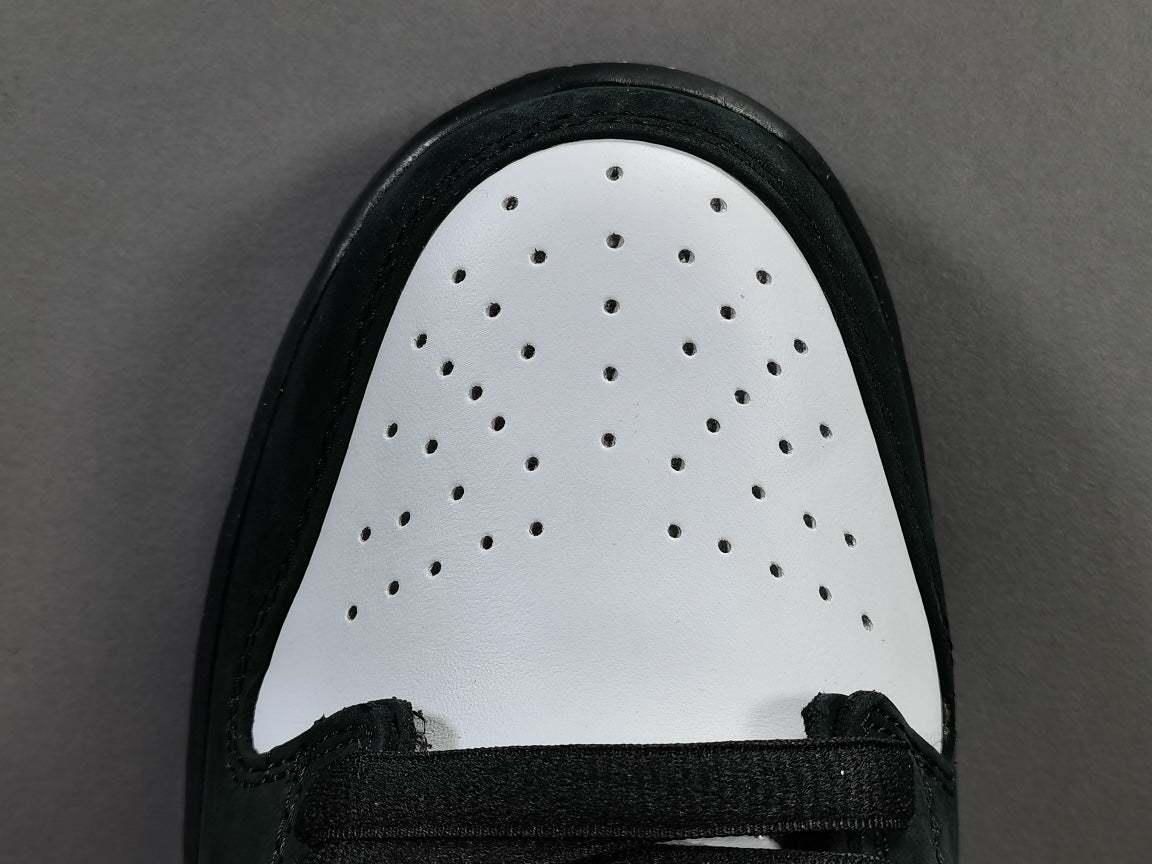 NIKE SB DUNK x STAPLE PANDA PIGEON - Phantom Kicks