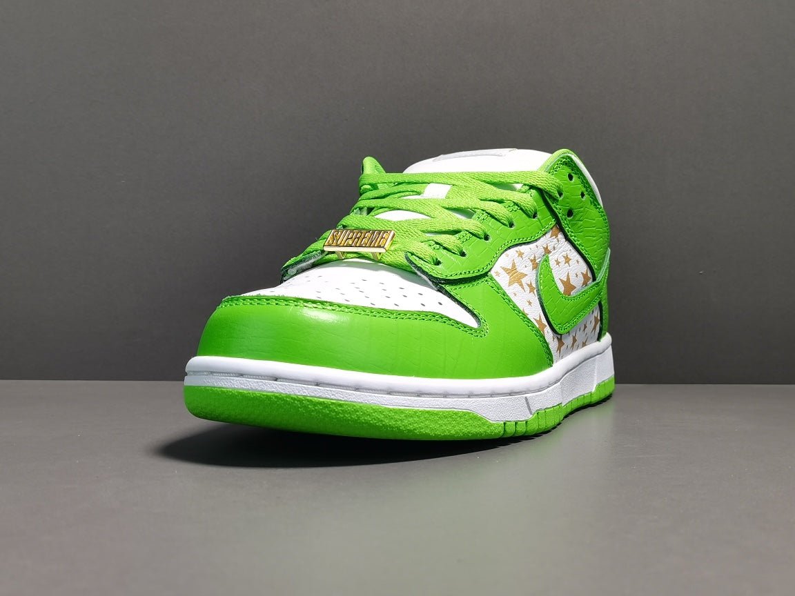 NIKE SB DUNK x SUPREME STARS MEAN GREEN - Phantom Kicks
