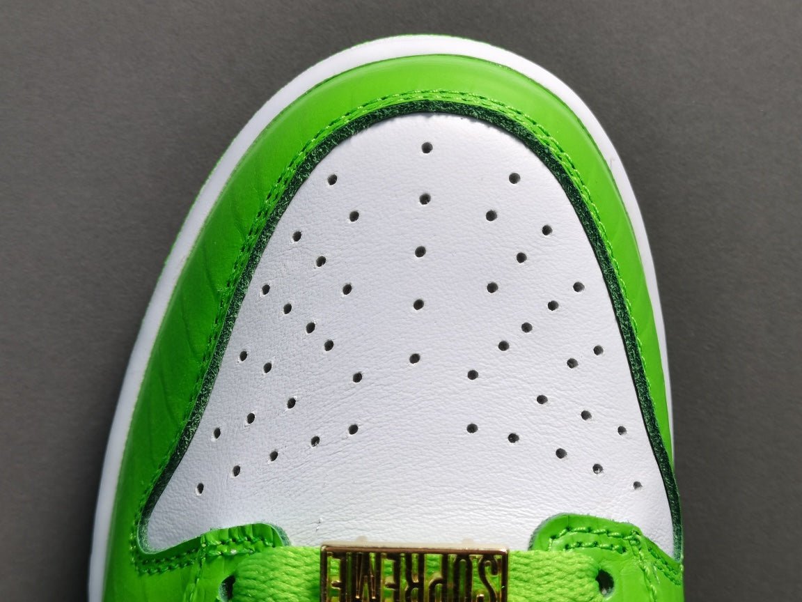 NIKE SB DUNK x SUPREME STARS MEAN GREEN - Phantom Kicks