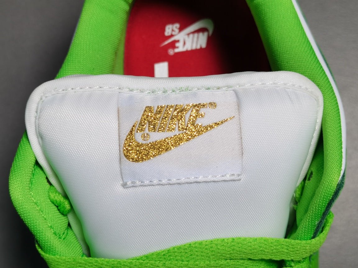 NIKE SB DUNK x SUPREME STARS MEAN GREEN - Phantom Kicks