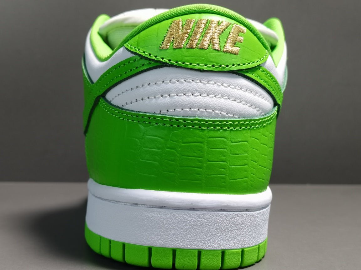 NIKE SB DUNK x SUPREME STARS MEAN GREEN - Phantom Kicks