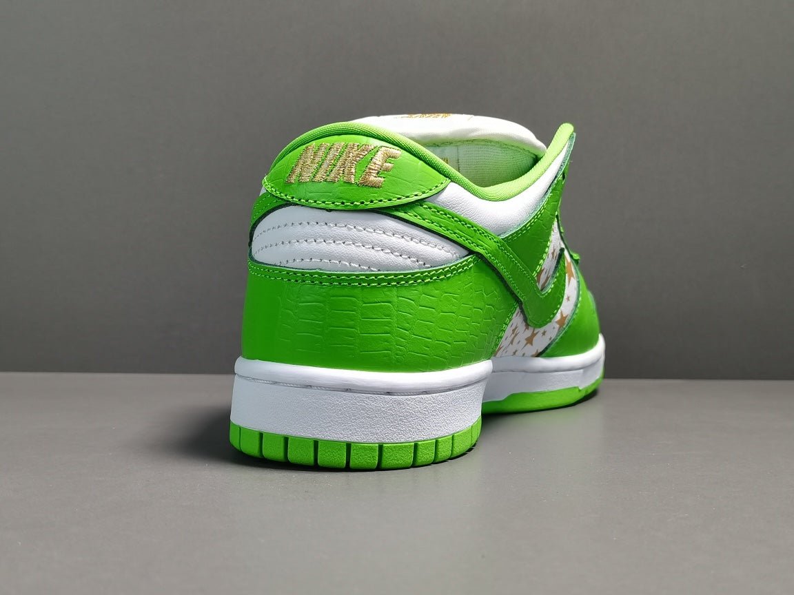 NIKE SB DUNK x SUPREME STARS MEAN GREEN - Phantom Kicks
