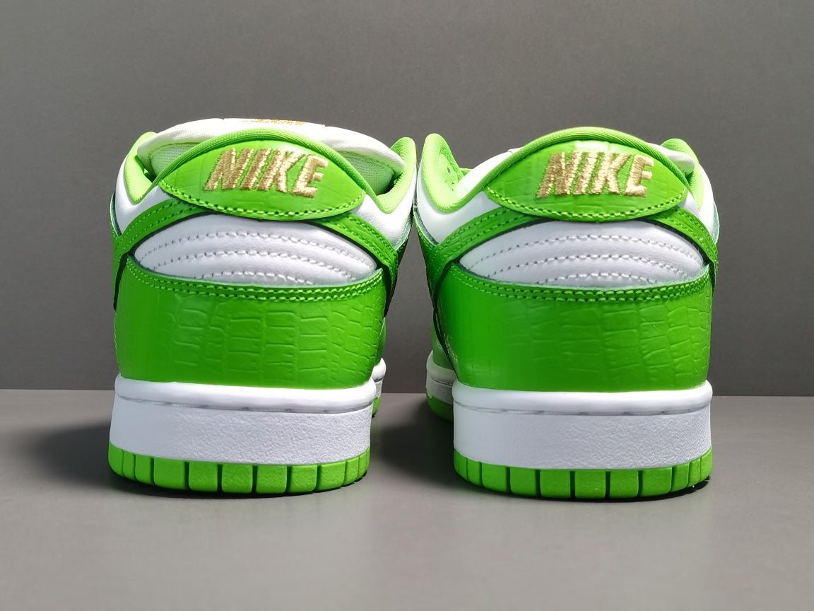 NIKE SB DUNK x SUPREME STARS MEAN GREEN - Phantom Kicks