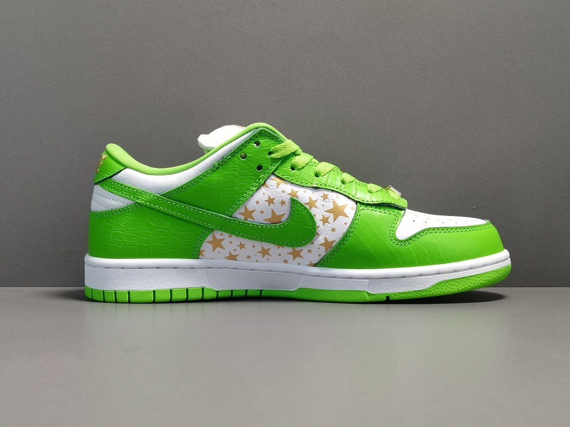 NIKE SB DUNK x SUPREME STARS MEAN GREEN - Phantom Kicks
