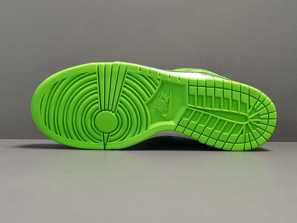 NIKE SB DUNK x SUPREME STARS MEAN GREEN - Phantom Kicks