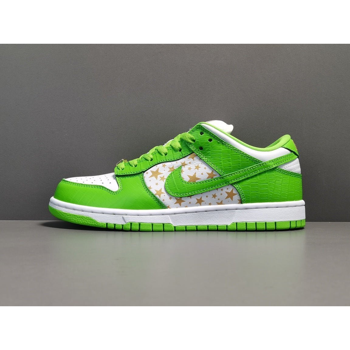NIKE SB DUNK x SUPREME STARS MEAN GREEN - Phantom Kicks