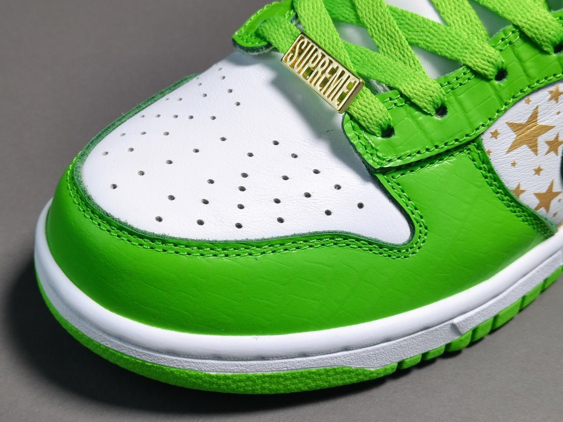 NIKE SB DUNK x SUPREME STARS MEAN GREEN - Phantom Kicks