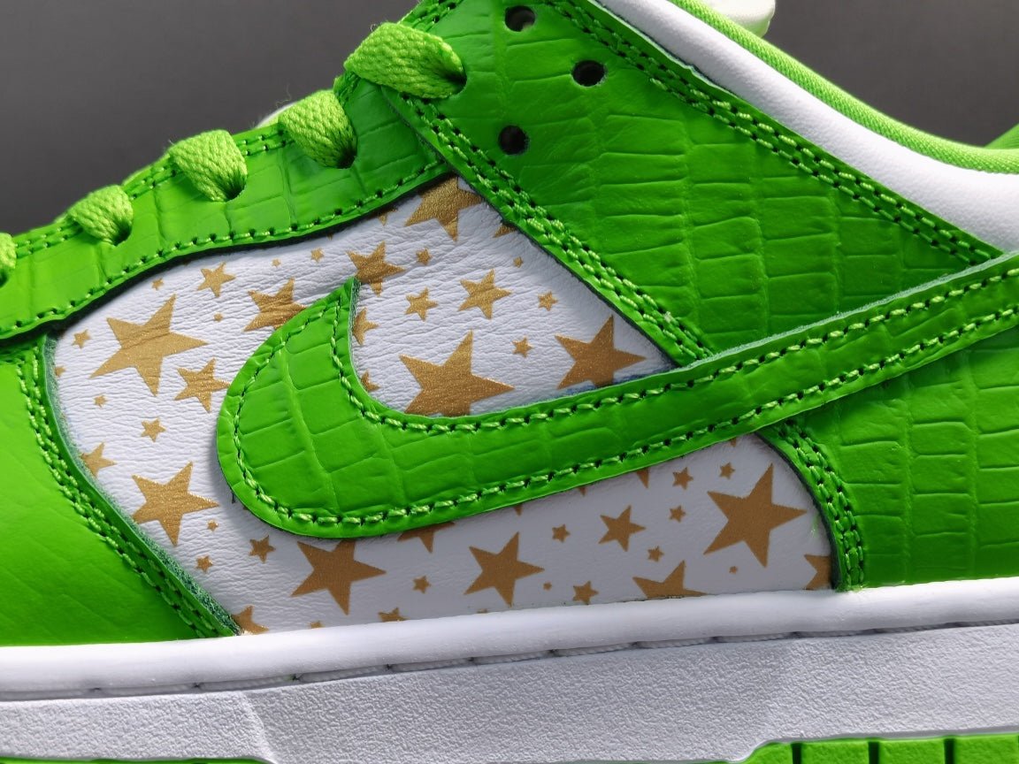 NIKE SB DUNK x SUPREME STARS MEAN GREEN - Phantom Kicks