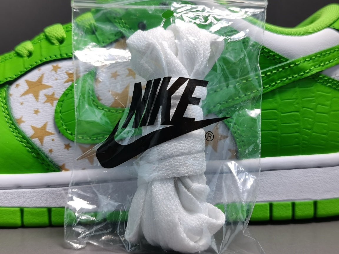 NIKE SB DUNK x SUPREME STARS MEAN GREEN - Phantom Kicks