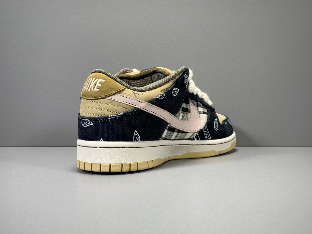 NIKE SB DUNK x TRAVIS SCOTT - Phantom Kicks