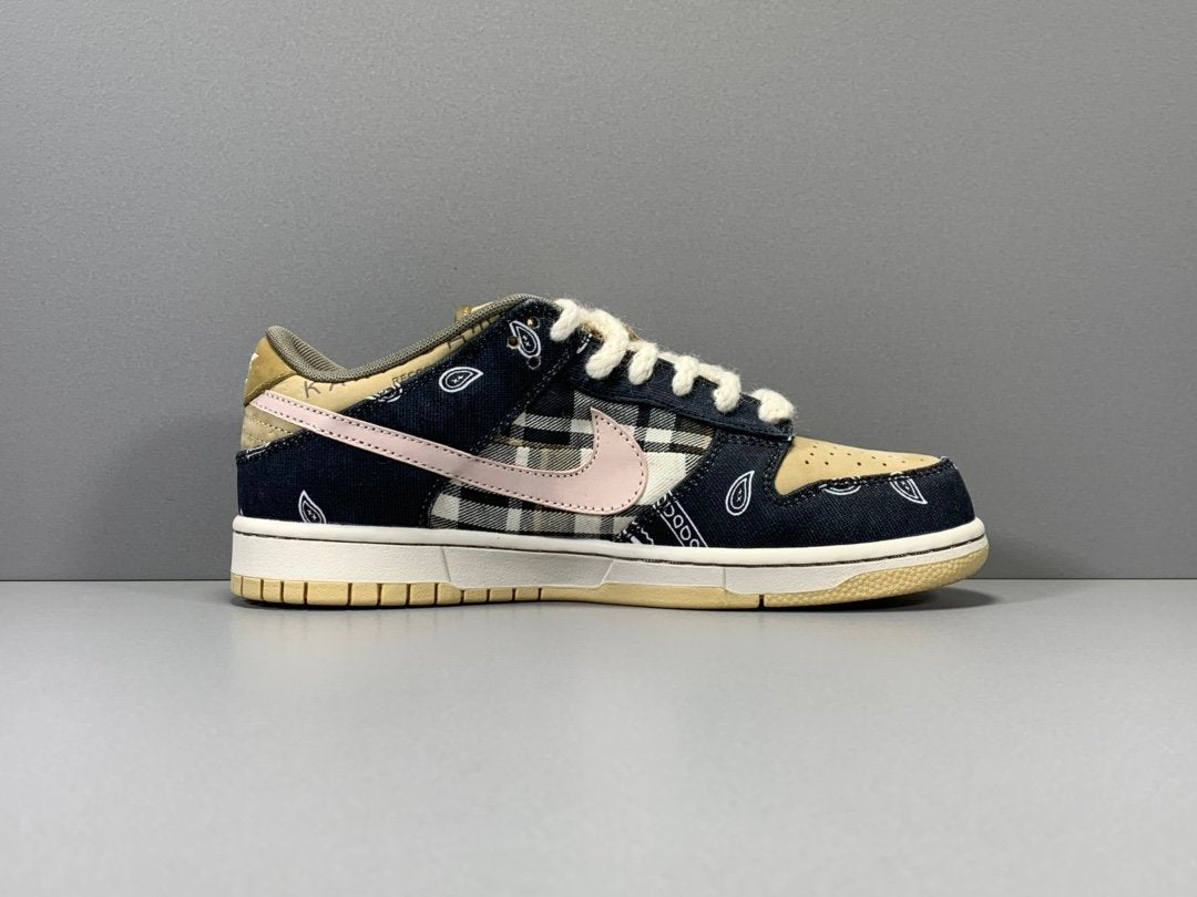 NIKE SB DUNK x TRAVIS SCOTT - Phantom Kicks